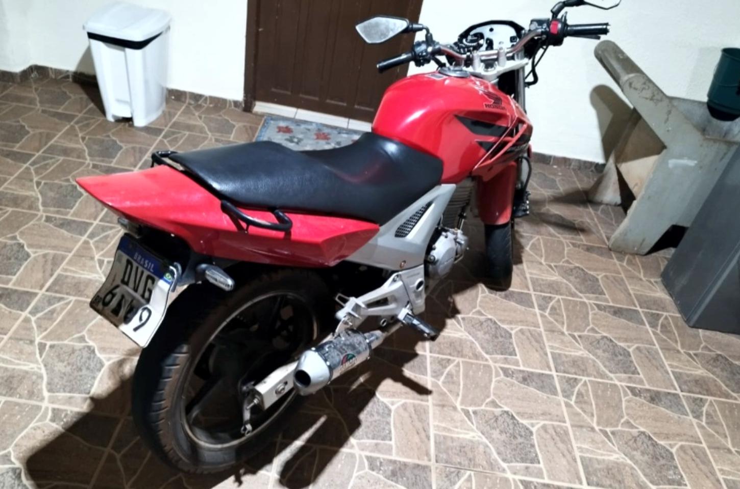 Adolescente sem habilitação é abordado pilotando motocicleta em más condições de uso
