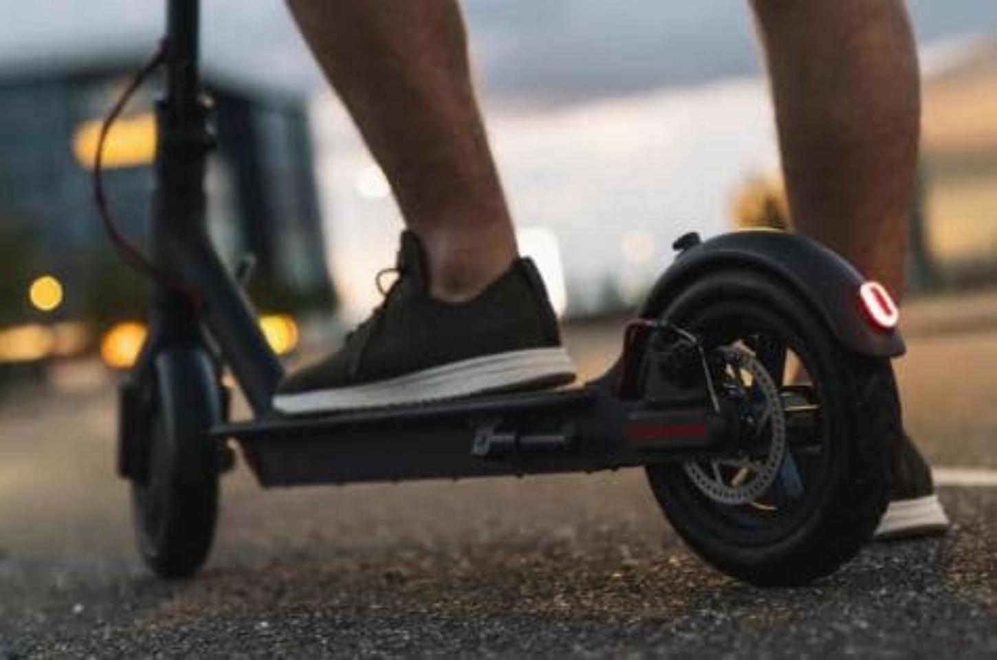 Criança tem patinete furtado em frente a ginásio de esportes em Cafezal do Sul