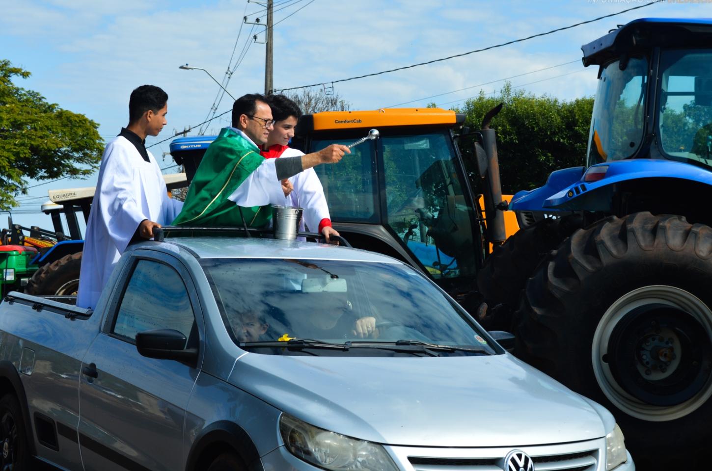 Fé e tradição marcam Missa do Produtor Rural com bênção de máquinas e carreata pelas ruas da cidade