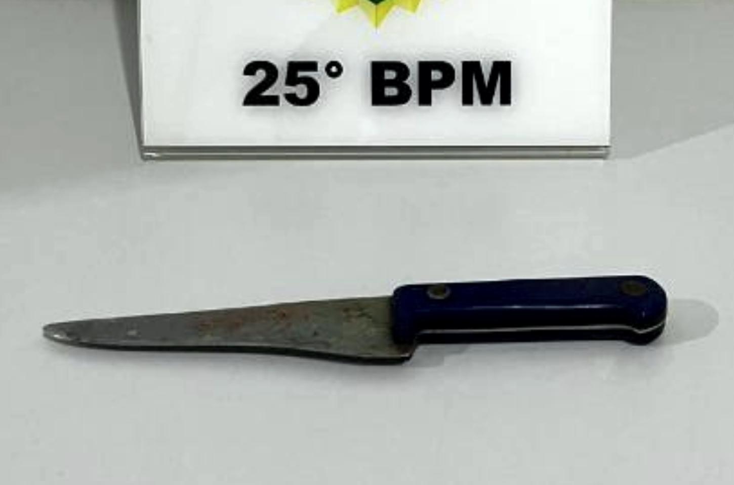 Homem é esfaqueado no peito durante briga em bar; suspeito está foragido