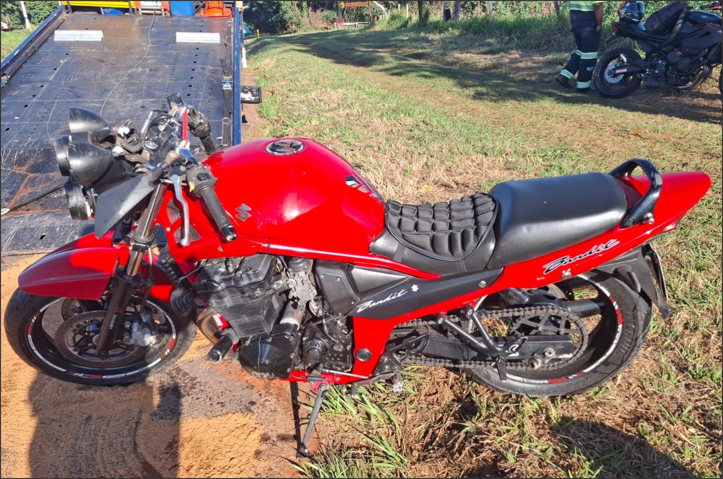 Motociclista e passageira ficam feridos após queda na PR-323 e são socorridos pela EPR