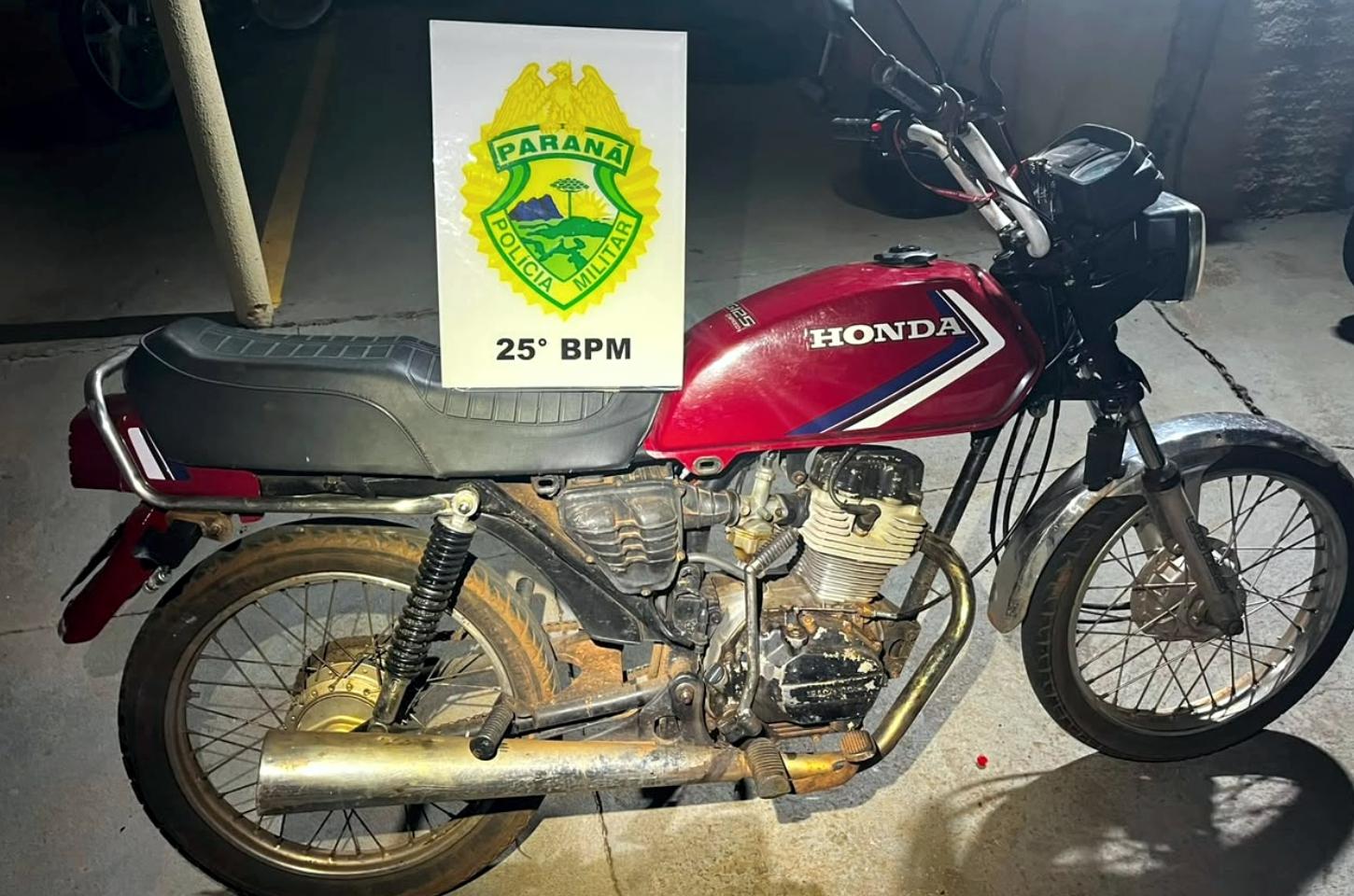 Motociclista embriagado, sem CNH e com veículo irregular é preso após causar acidente