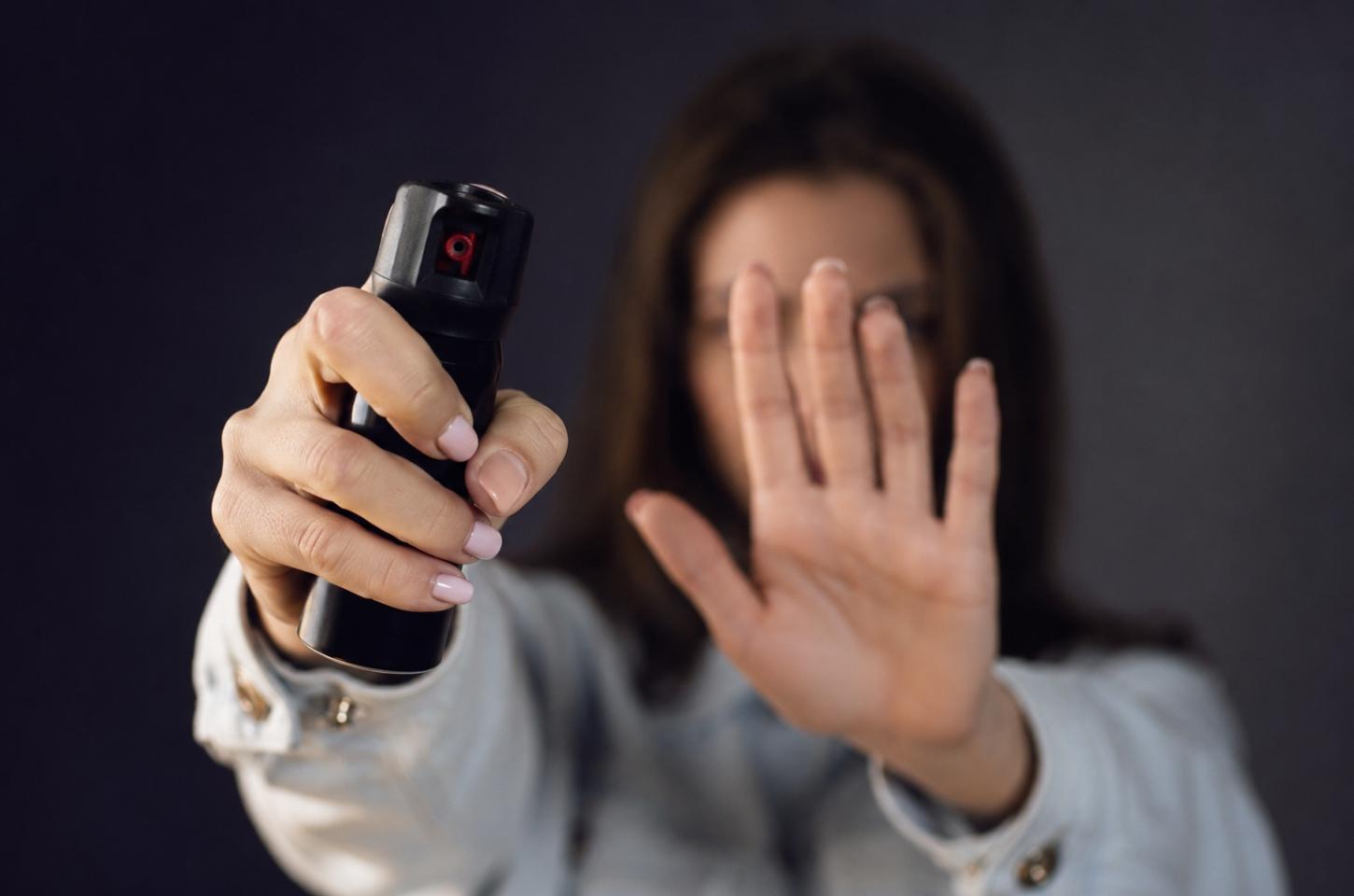Senado aprova projeto que libera spray de defesa pessoal para mulheres; medida aguarda sanção presidencial