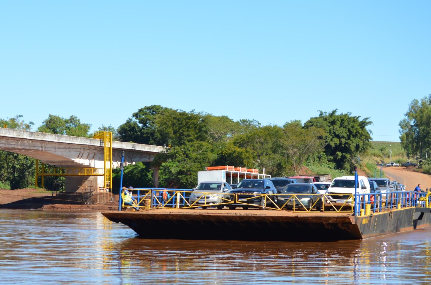 Travessia nas balsas do Rio Piquiri é retomada parcialmente para carros e motocicletas