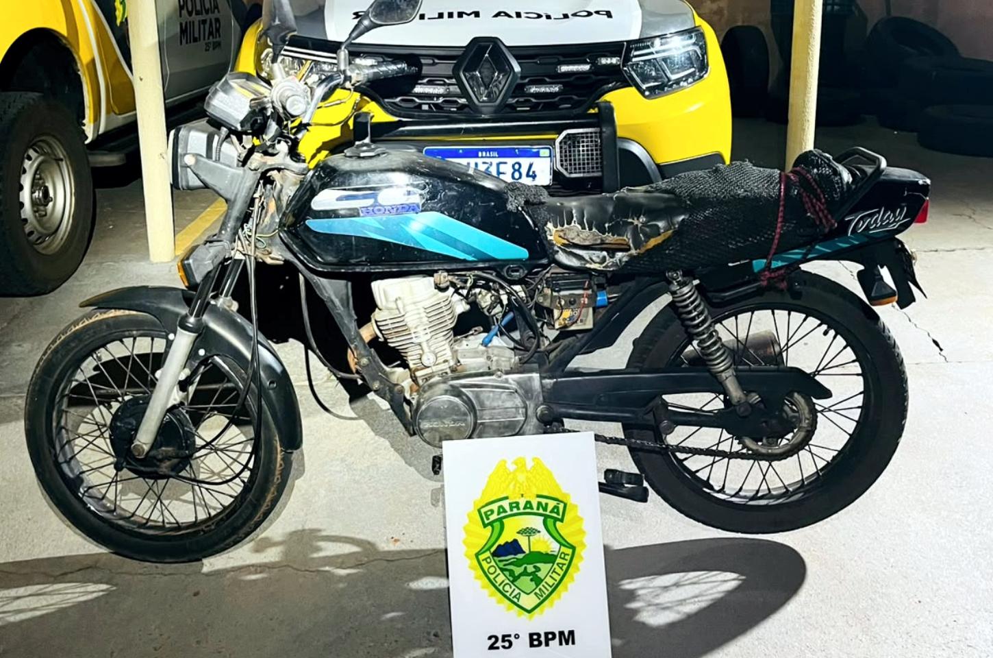 Adolescente sem habilitação é flagrado pilotando motocicleta irregular durante abordagem policial