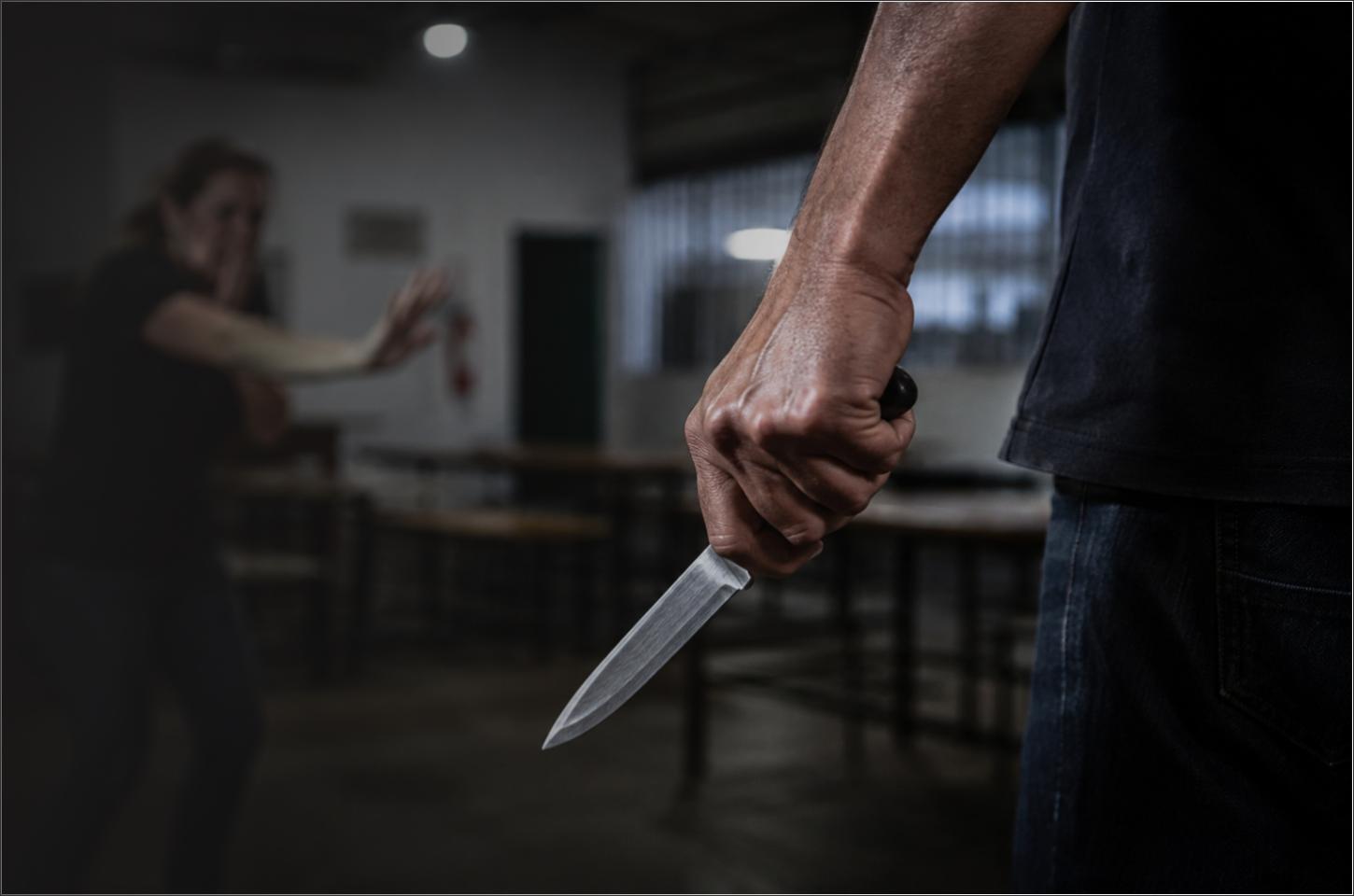 Discussão termina em agressão e ameaça com faca em centro de convivência