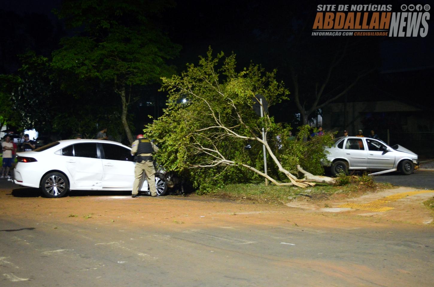 Fuga em alta velocidade termina em colisão e motorista abandona carro para escapar a pé