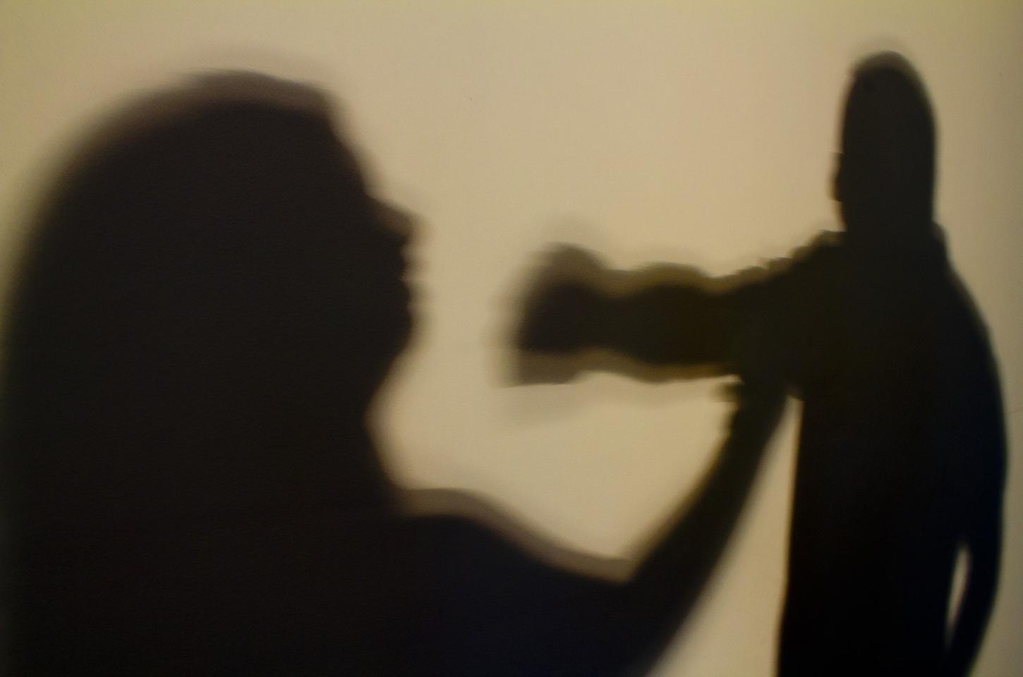 Homem é preso após agredir a mãe, ameaçar policiais e resistir à prisão