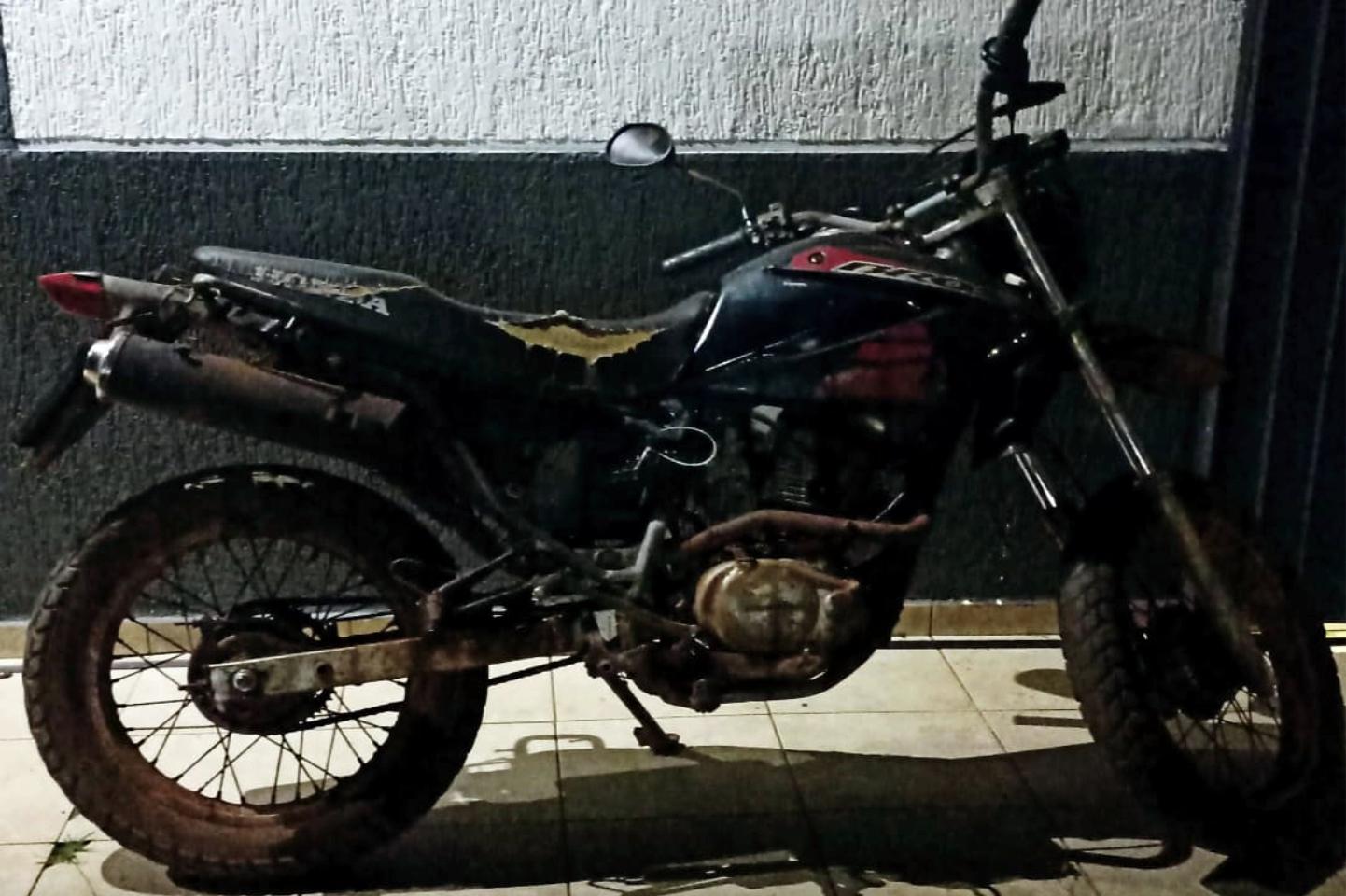 Homem é preso após cair de motocicleta furtada durante deslocamento em estrada rural