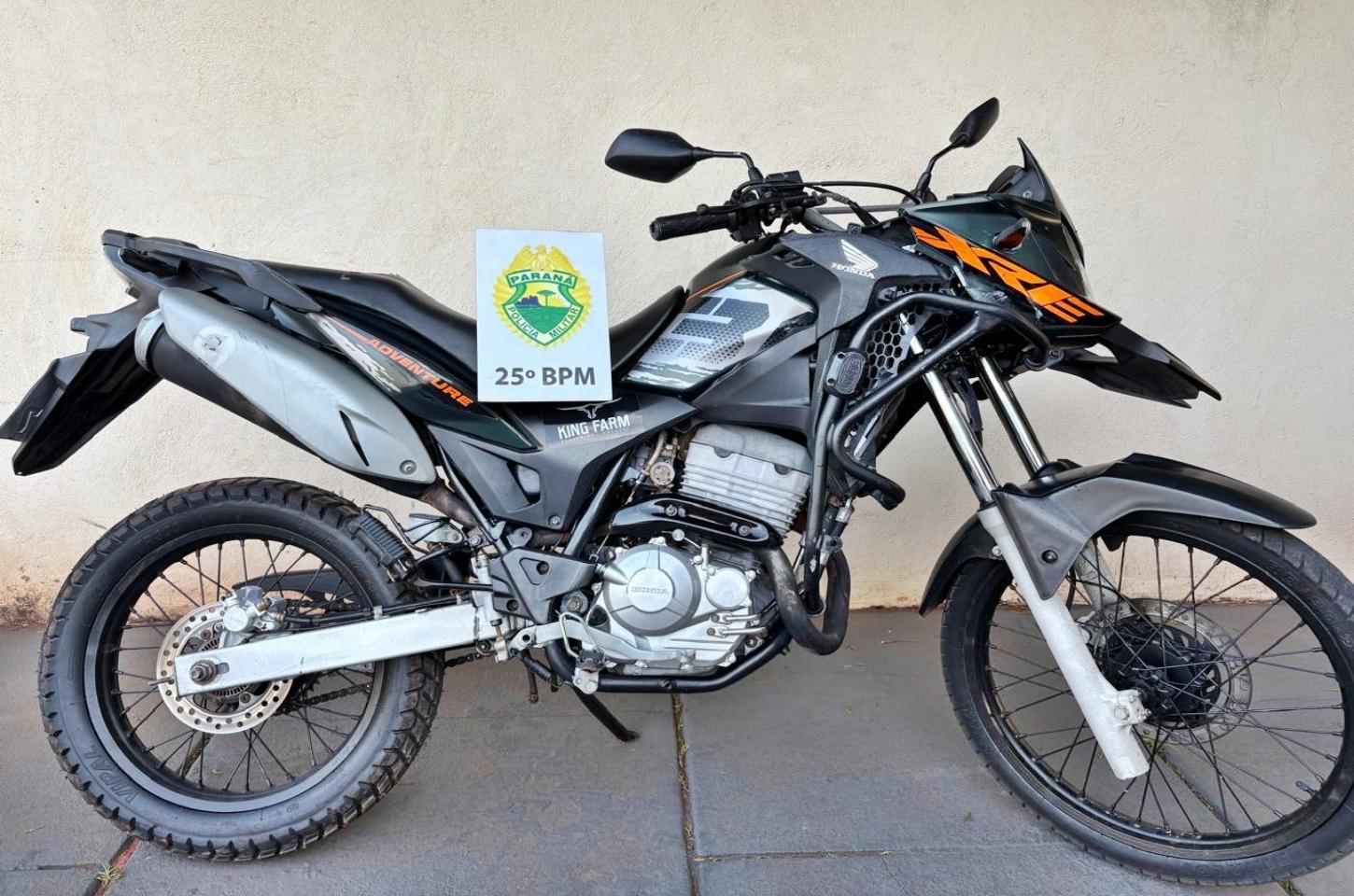 Motociclista tenta fugir da Polícia Militar, bate em poste e acaba preso com moto adulterada