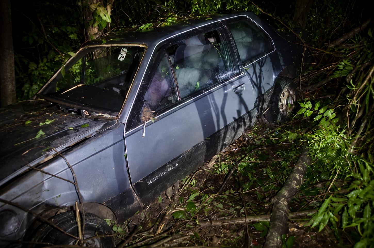 Motorista fica ferido após perder o controle do carro e bater contra árvores na PR-364