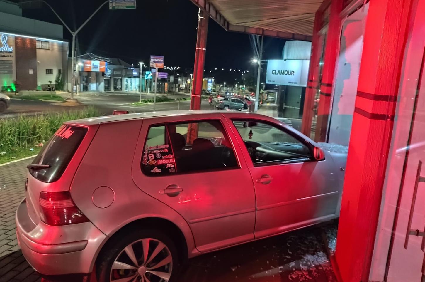 Motorista perde o controle de Golf e invade vitrine de loja durante tentativa de estacionamento