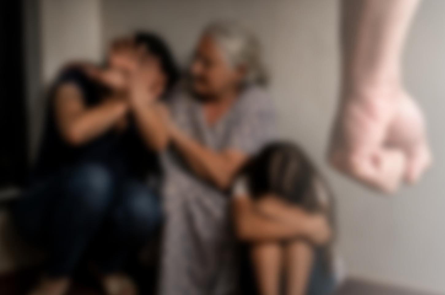 Mulher é suspeita de agredir mãe e irmã fazer ameaças e furtar celular durante caso de violência doméstica
