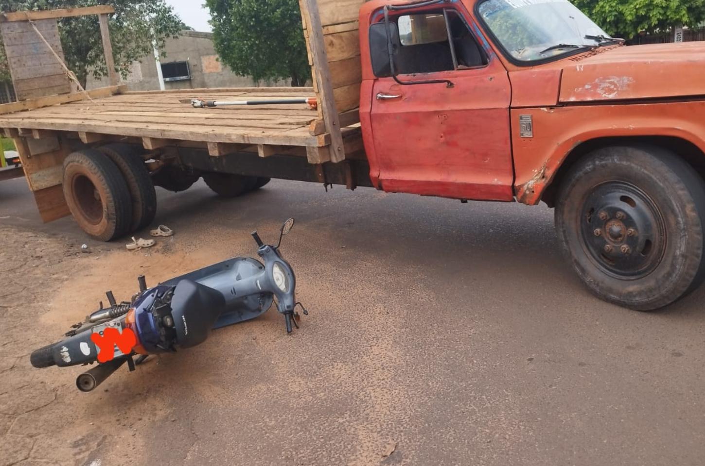 Mulher fica ferida após colisão entre caminhão e motoneta no centro de Altônia