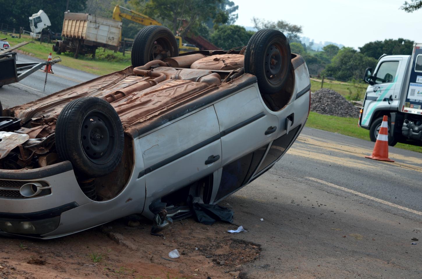 Parati capota na PRC-272 e motorista fica ferido em Iporã