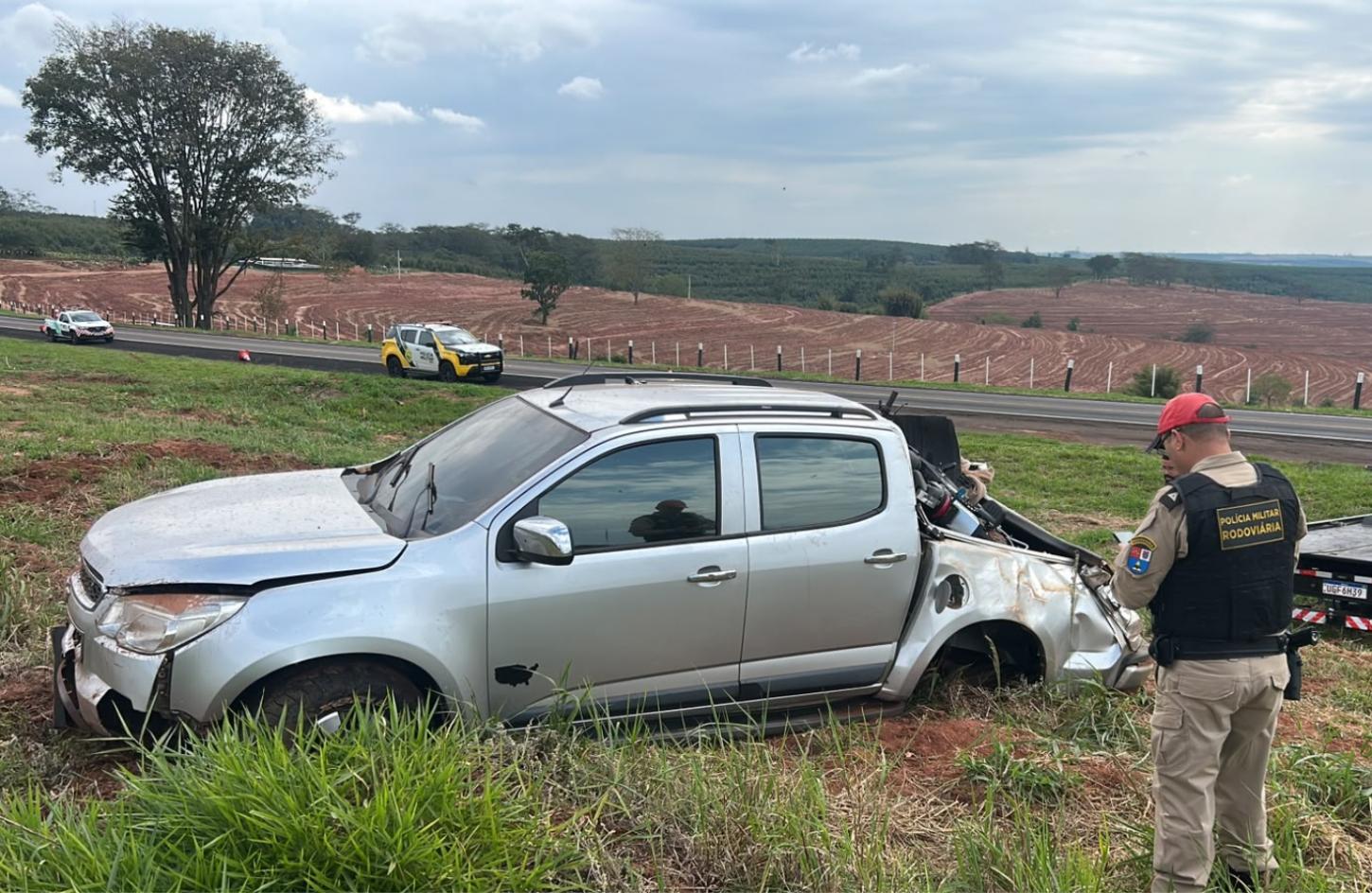 Caminhonete sai da pista entre Francisco Alves e Iporã e motorista fica ferido.
