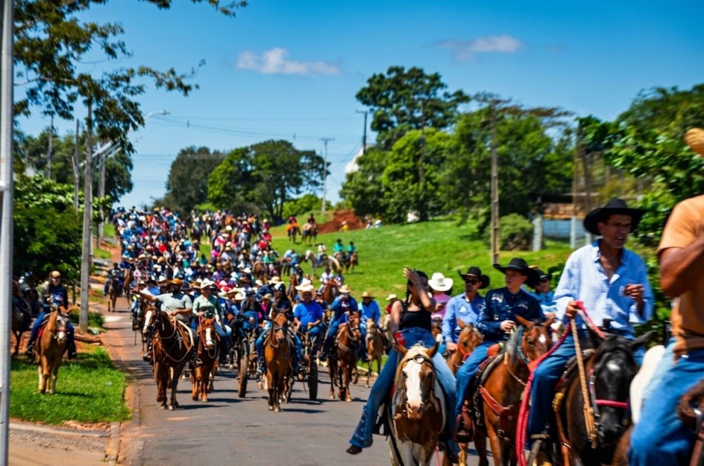 Cavalgada reúne centenas de cavaleiros e movimenta comunidade em Iporã