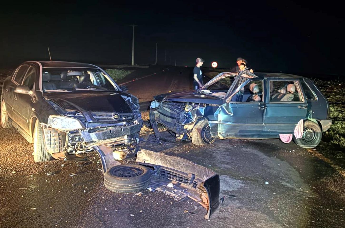 Colisão frontal entre dois carros deixa cinco pessoas feridas na PR-364