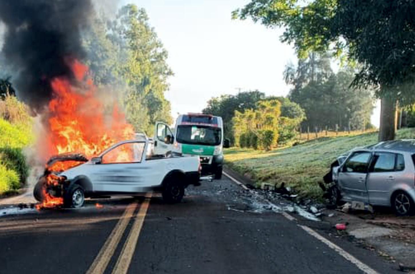 Fiat Strada pega fogo após colisão com VW Polo na PR-490