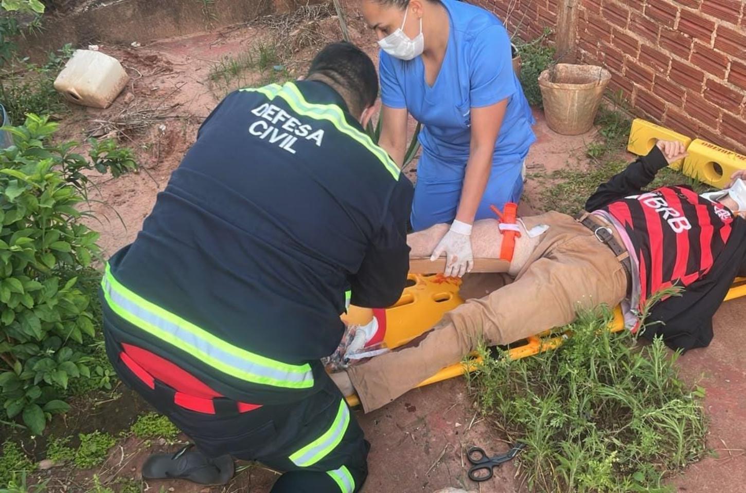 Homem sofre fratura exposta após bater contra muro e cair de 2,5 metros em Iporã