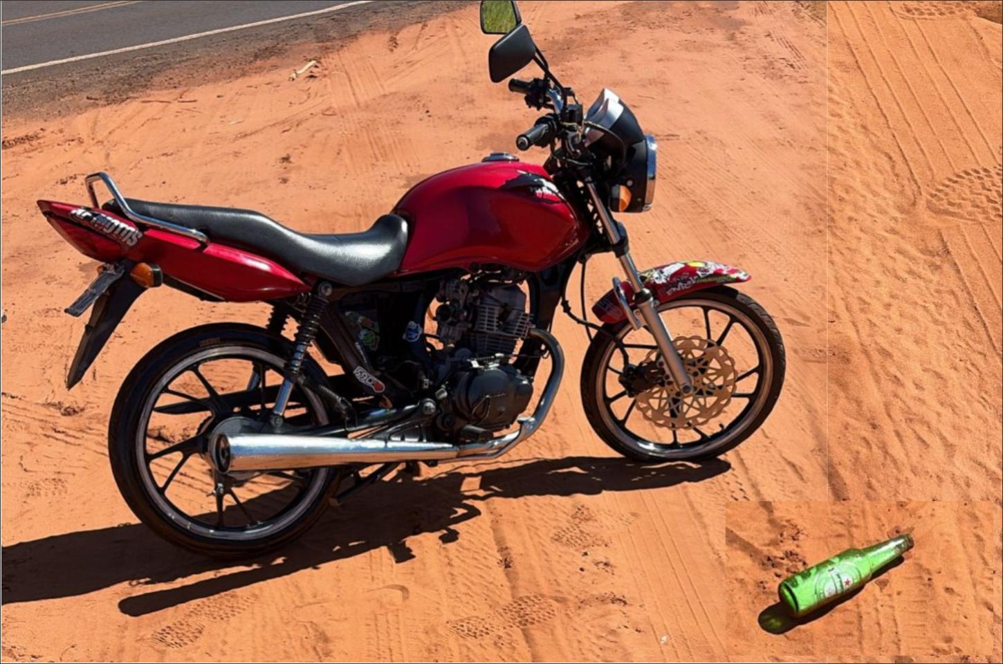 Motociclista é abordado com garrafa de cerveja na mão e CNH suspensa