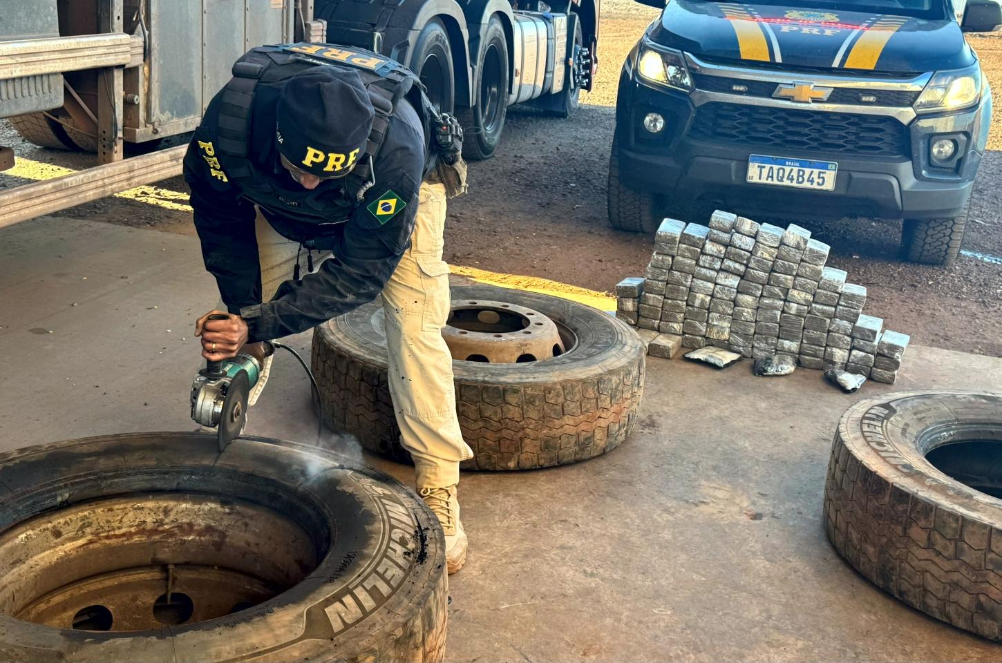 PRF apreende mais de 150 kg de maconha escondidos em estepes de carreta em Terra Roxa