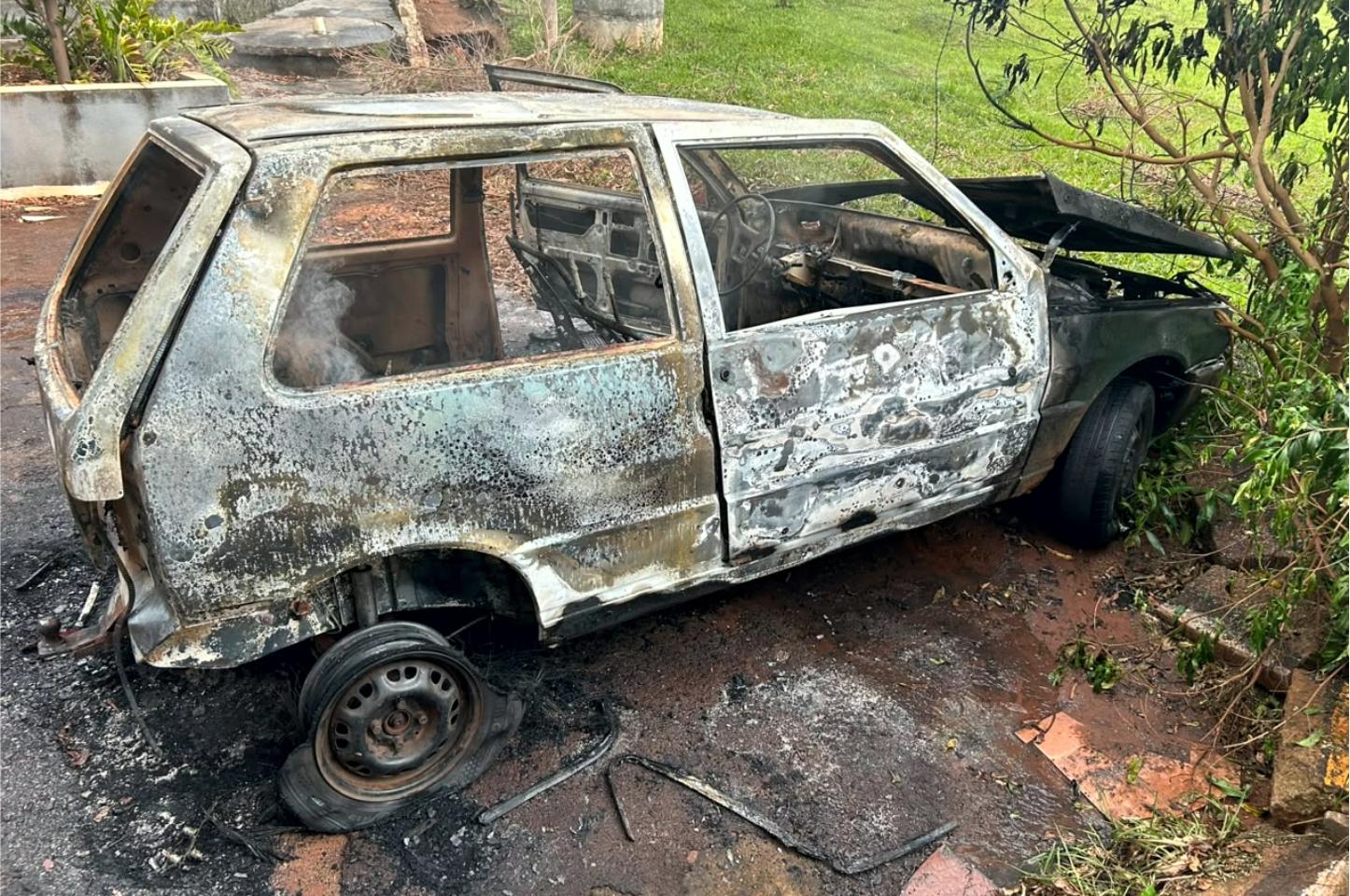 Veículo é incendiado e abandonado no Jardim Califórnia, em Altônia
