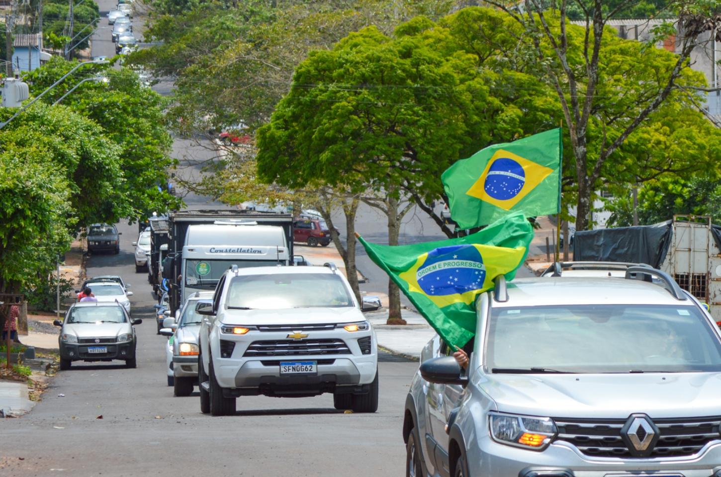 Carreata em apoio a Flávio Bolsonaro percorre ruas de Iporã