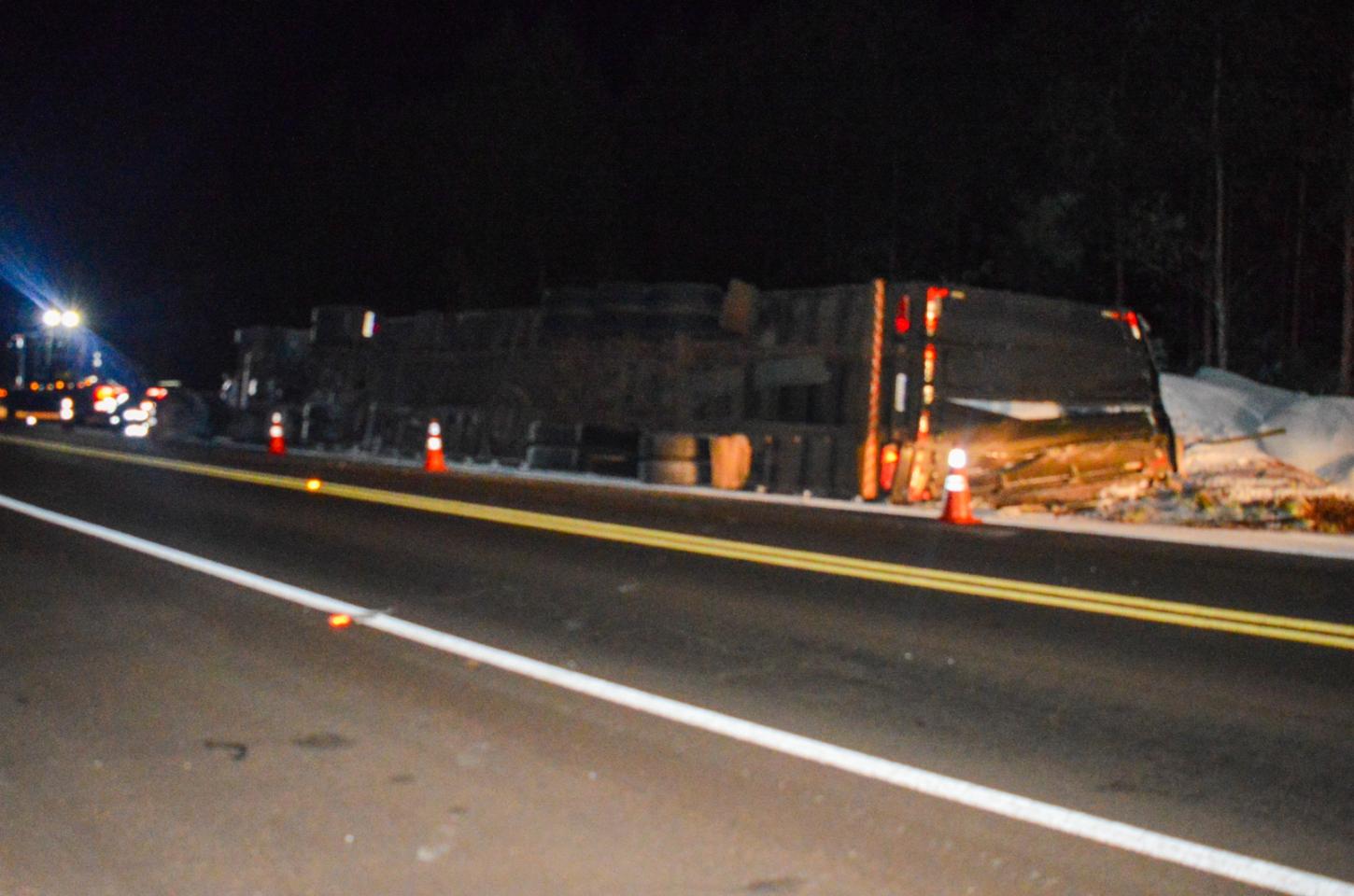 Carreta carregada tomba às margens da PR-323 próximo ao posto da Polícia Rodoviária Iporã