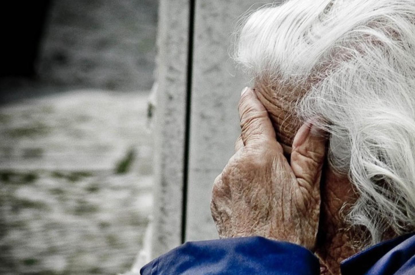 Homem é preso após ameaçar e intimidar a própria mãe, de 82 anos