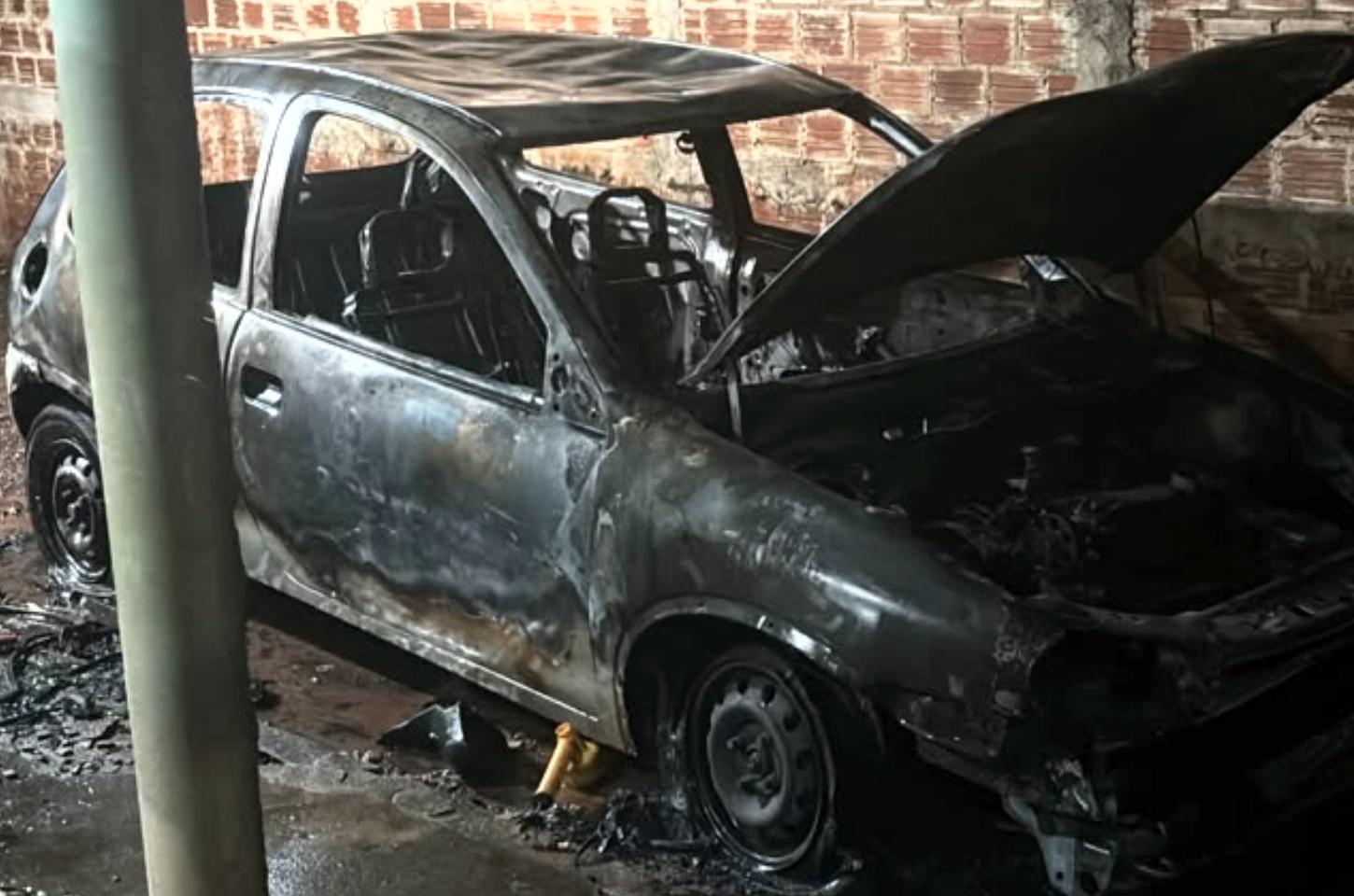 Incêndio destrói veículo durante a madrugada e mobiliza Defesa Civil