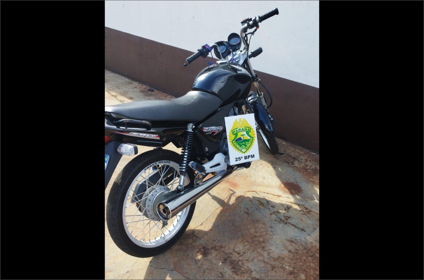 Motocicleta com irregularidades é apreendida após abordagem a adolescente