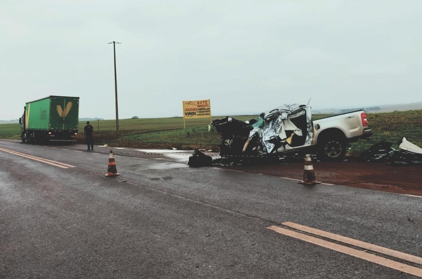 Motorista morre após caminhonete colidir com rodado de carreta na PR-239