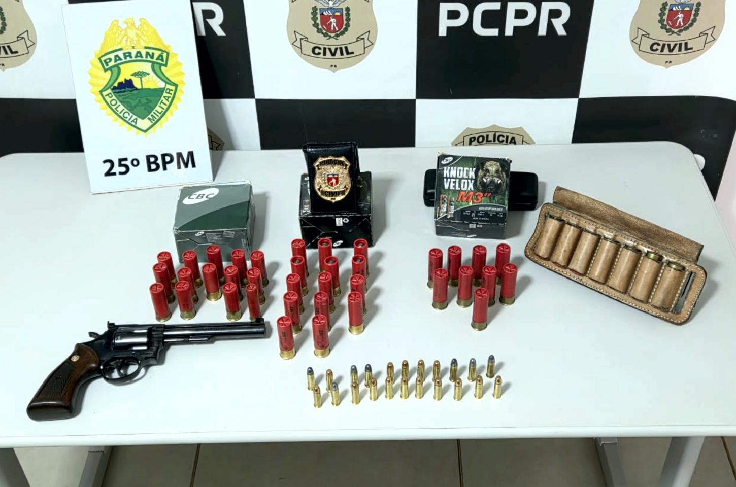 Mulher é presa após polícia encontrar revólver e 66 munições durante buscas