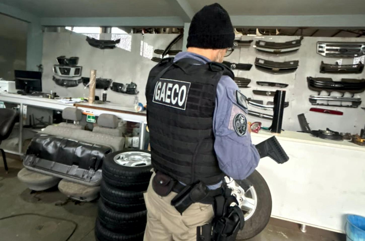 Operação investiga policial civil e empresários por suspeita de desvio de combustível e peças apreendidas