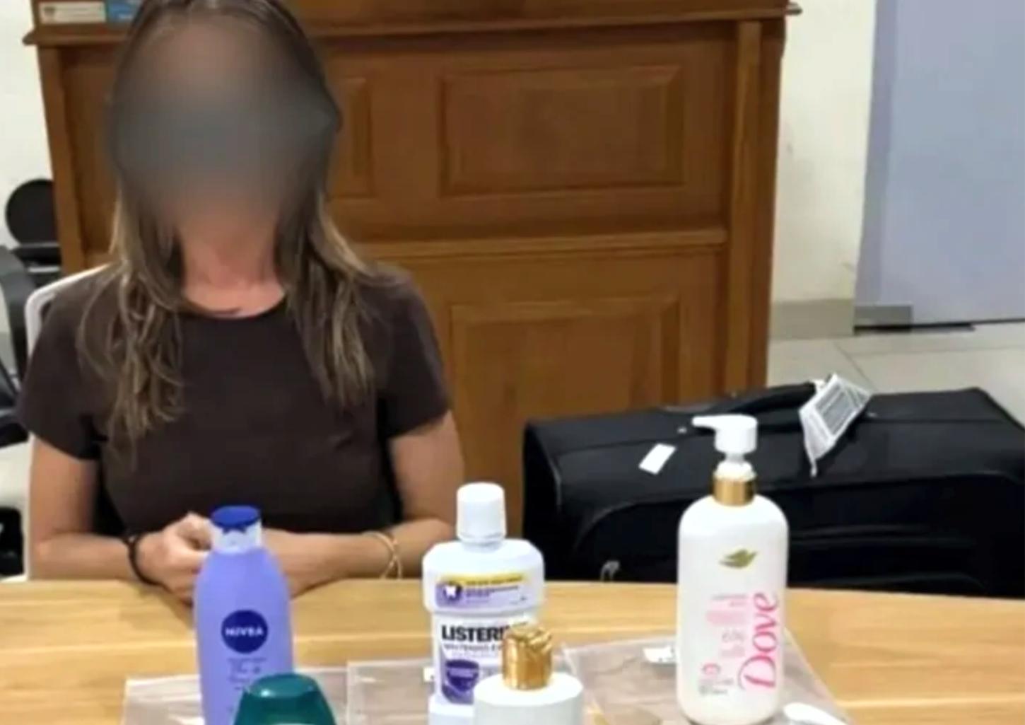 Paranaense é presa com cocaína em frascos de xampu na Indonésia e pode pegar pena de morte