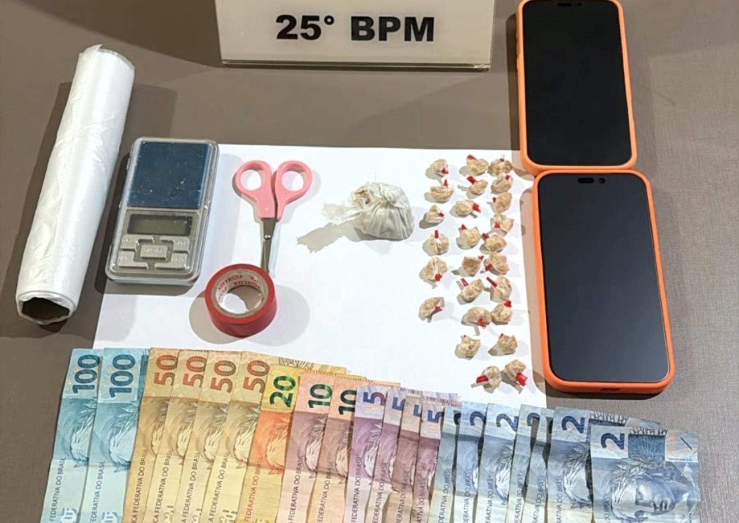 Polícia apreende crack, dinheiro e balança de precisão durante ação contra o tráfico