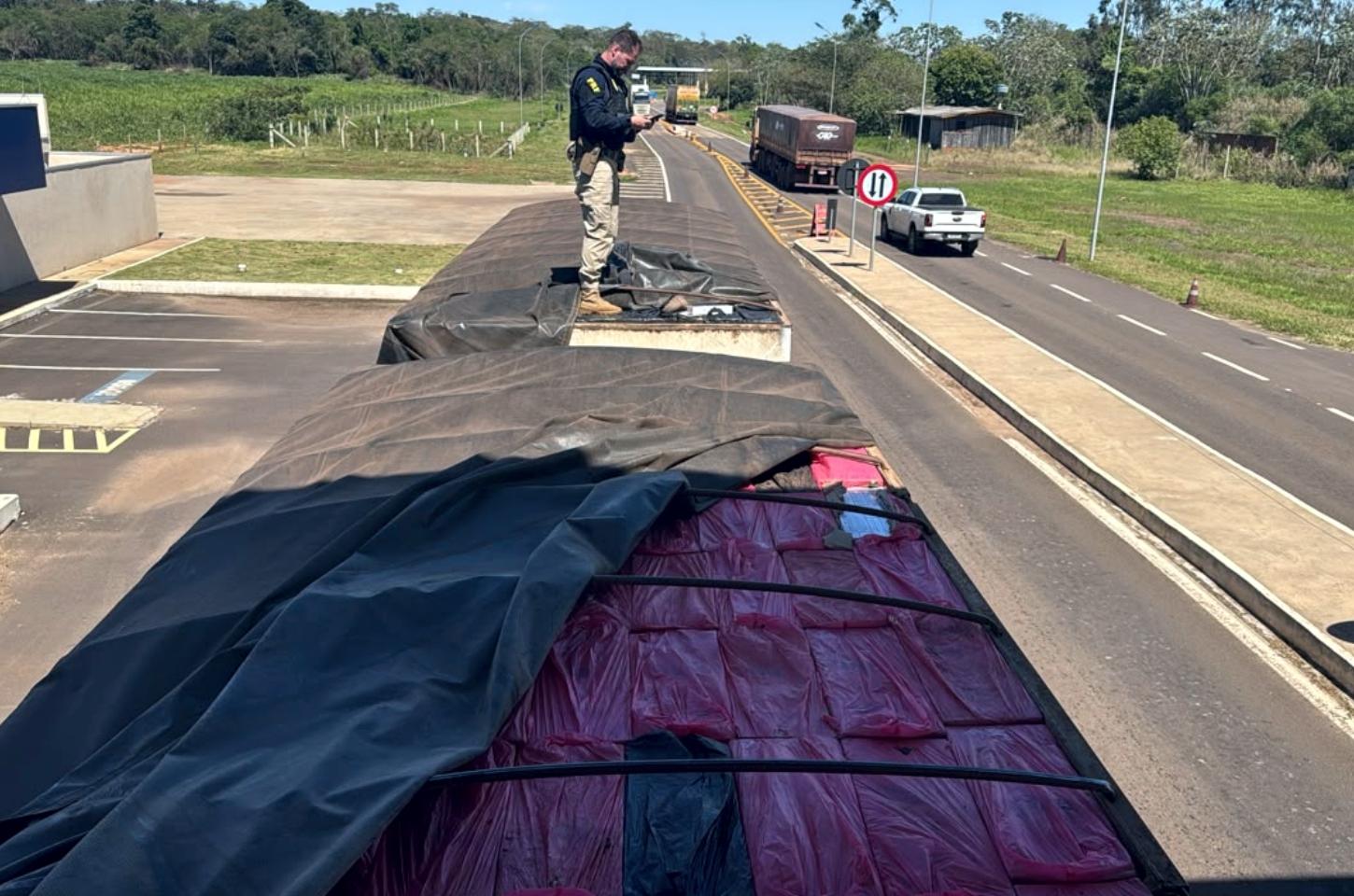 PRF apreende carreta com 600 mil maços de cigarros contrabandeados em Alto Paraíso