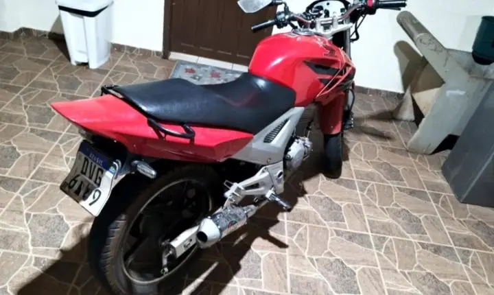 Adolescente sem habilitação é abordado pilotando motocicleta em más condições de uso