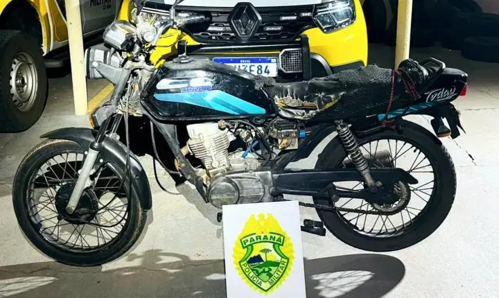 Adolescente sem habilitação é flagrado pilotando motocicleta irregular durante abordagem policial