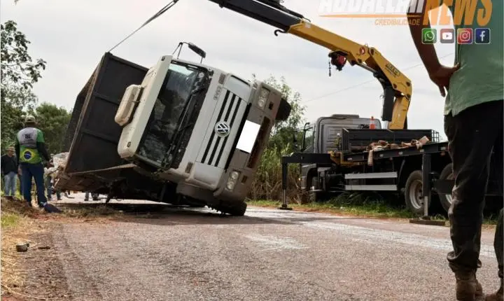 Caminhão tomba em estrada rural e motorista é encaminhado ao hospital em Iporã