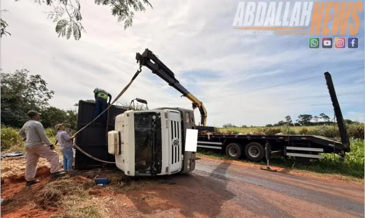 Caminhão tomba em estrada rural e motorista é encaminhado ao hospital em Iporã
