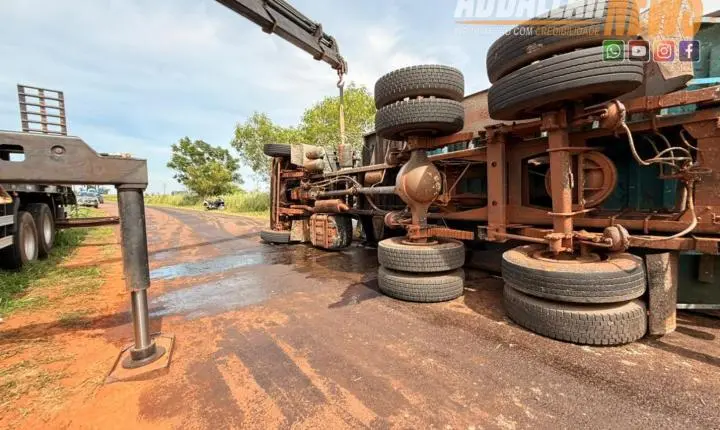 Caminhão tomba em estrada rural e motorista é encaminhado ao hospital em Iporã