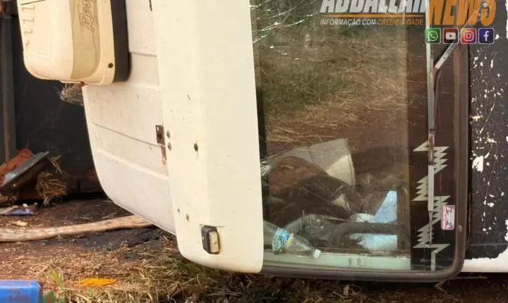 Caminhão tomba em estrada rural e motorista é encaminhado ao hospital em Iporã