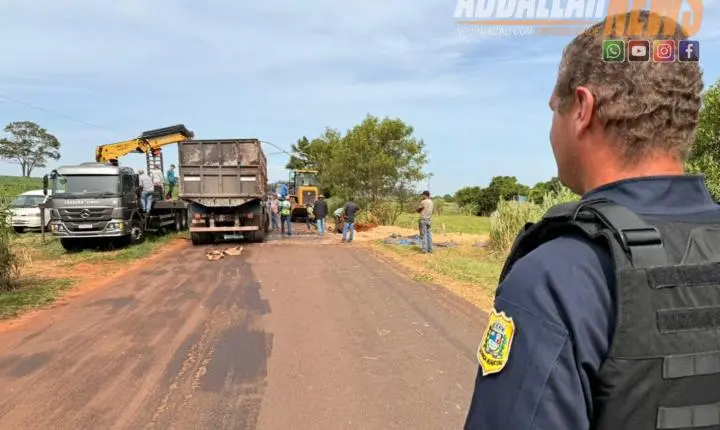 Caminhão tomba em estrada rural e motorista é encaminhado ao hospital em Iporã