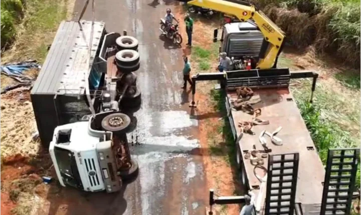 Caminhão tomba em estrada rural e motorista é encaminhado ao hospital em Iporã