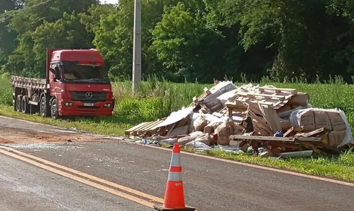Caminhão tomba na PR-364 entre Palotina e Terra Roxa e motorista fica ferido