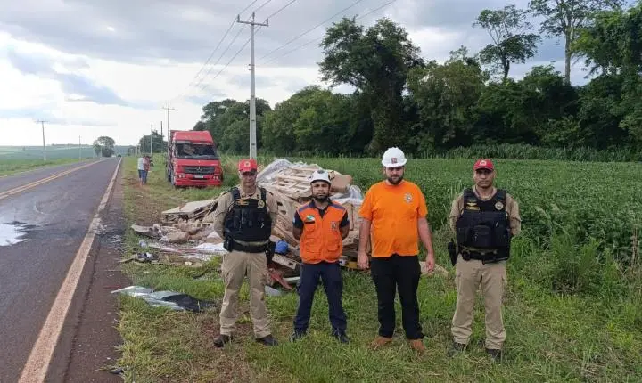Caminhão tomba na PR-364 entre Palotina e Terra Roxa e motorista fica ferido