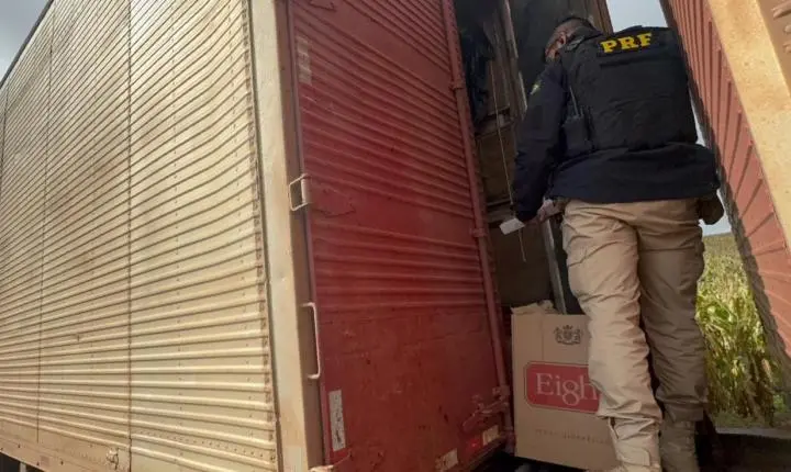 Caminhoneiro foge da PRF e abandona carga com 500 mil maços de cigarros contrabandeados em Francisco Alves.