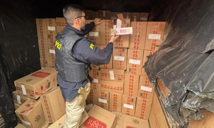 Caminhoneiro foge da PRF e abandona carga com 500 mil maços de cigarros contrabandeados em Francisco Alves.